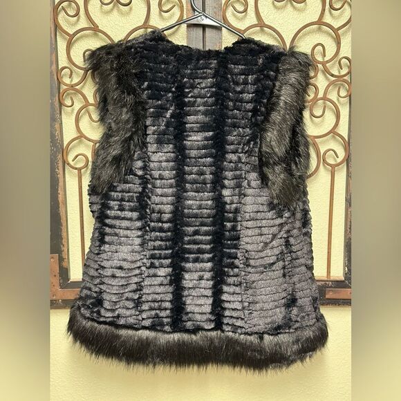 Selfie Couture black faux fur button vest - Picture 3 of 4